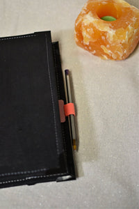 Porte-stylo à coller pour carnet - Noir ou corail - Shirley Chiche planner